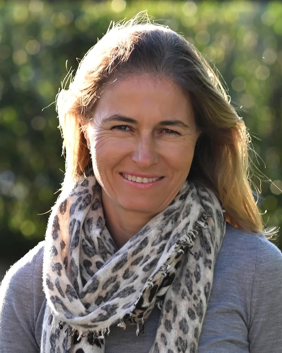 Retrato de Ximena Trillo en el jardín